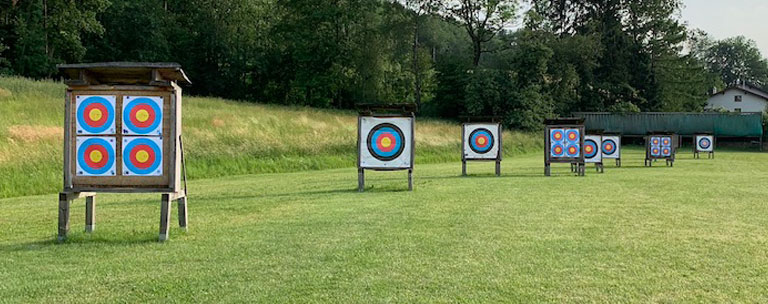 Bogenkurse Sommer 2022 auf einem Bogensportplatz mit Scheiben